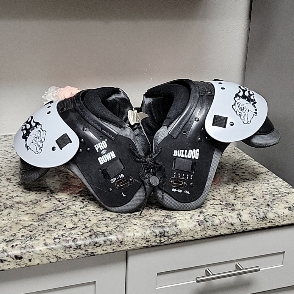 Pro down bulldog Youth Large Football shoulder pads with practice jersey & pads